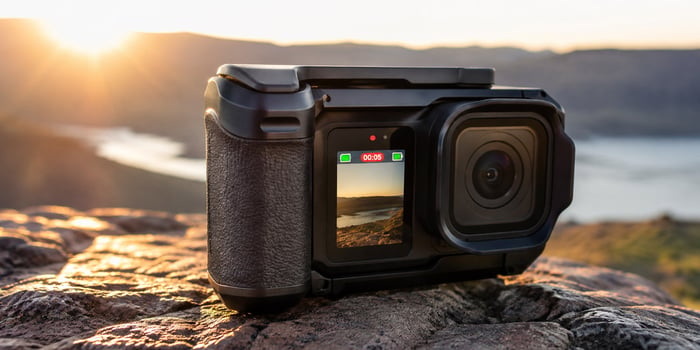 GoPro MISSION 1 PRO Grip Edition sobre una roca en un paisaje de montaña al atardecer